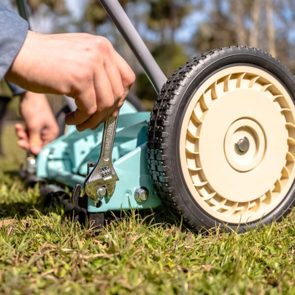16-inch 7-Blade Reel Mower with Grass Catcher, Specialty Grass Mower, Green - Image 3